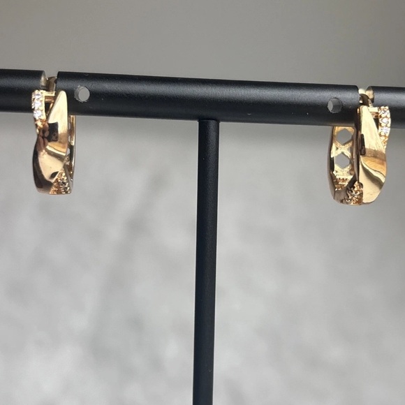 Pretty Bird Jewelry Jewelry - Rose Gold Plated CZ Huggie Hoop Earrings | Twisted Sparkling Minimalist Hoops